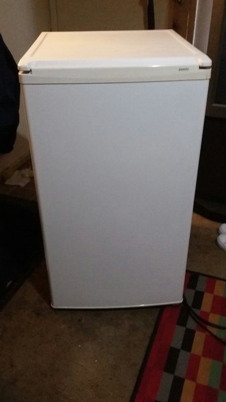 Sanyo SR-4310W 4.4 Cu. Ft. Compact Refrigerator