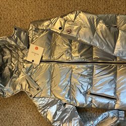 Moncler Jacket For Sale Size M 150$Willing To Negotiate