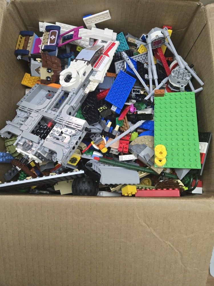 A bulk lot of random Legos with minifigures and possible sets 16.8lbs