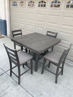 Dinner table 4 chairs, excellent condition
