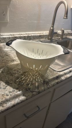 Self-Standing Colander