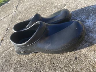 Skechers Kitchen Crocs Size 11