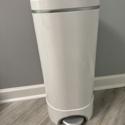 Munchkin STEP Diaper Pail, Powered by Arm & Hammer