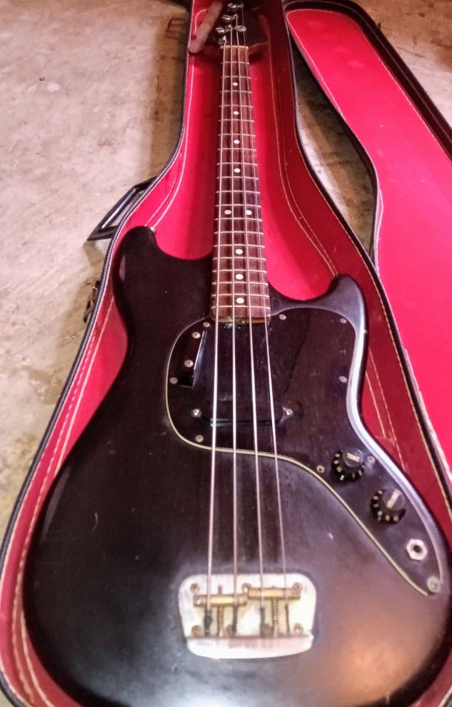 Vintage Fender Musicmaster Bass 1978 Black Electric Bass Guitar with Hard Case