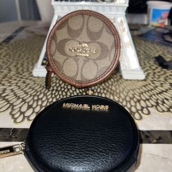 Pequeñas Carteras Coach Y MK $50 Por Las Dos 