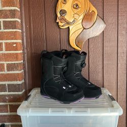 Snowboard boots