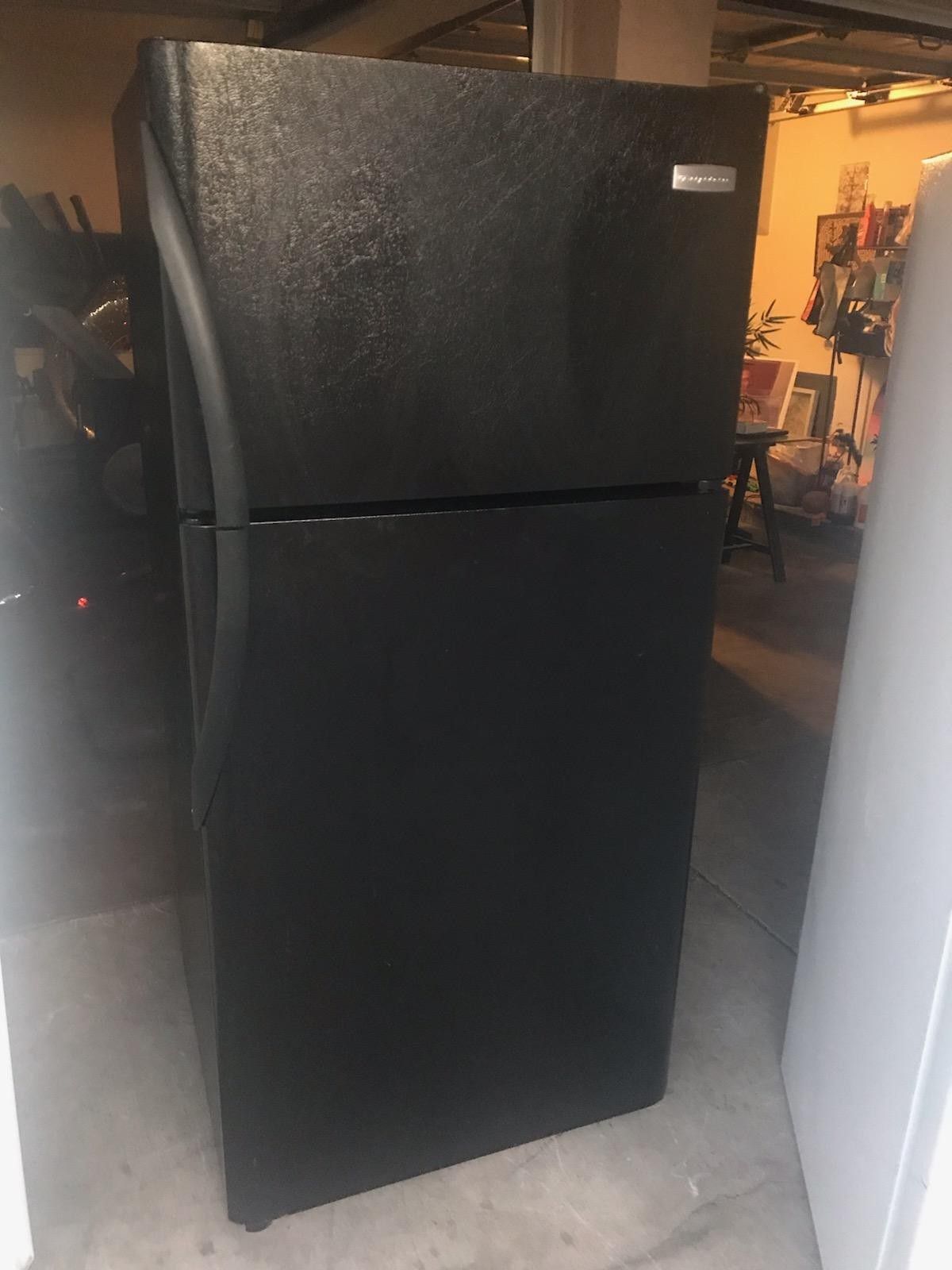 $260 FRIGIDAIRE black 18 cubic fridge includes delivery in the San Fernando valley warranty and installation