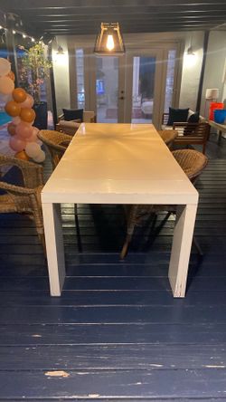 Extendable dining table