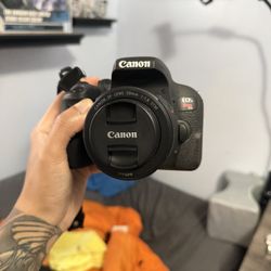 Canon EOS Rebel T7i 