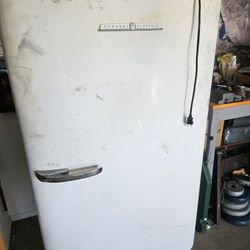 VINTAGE REFERIGATOR & STOVE
