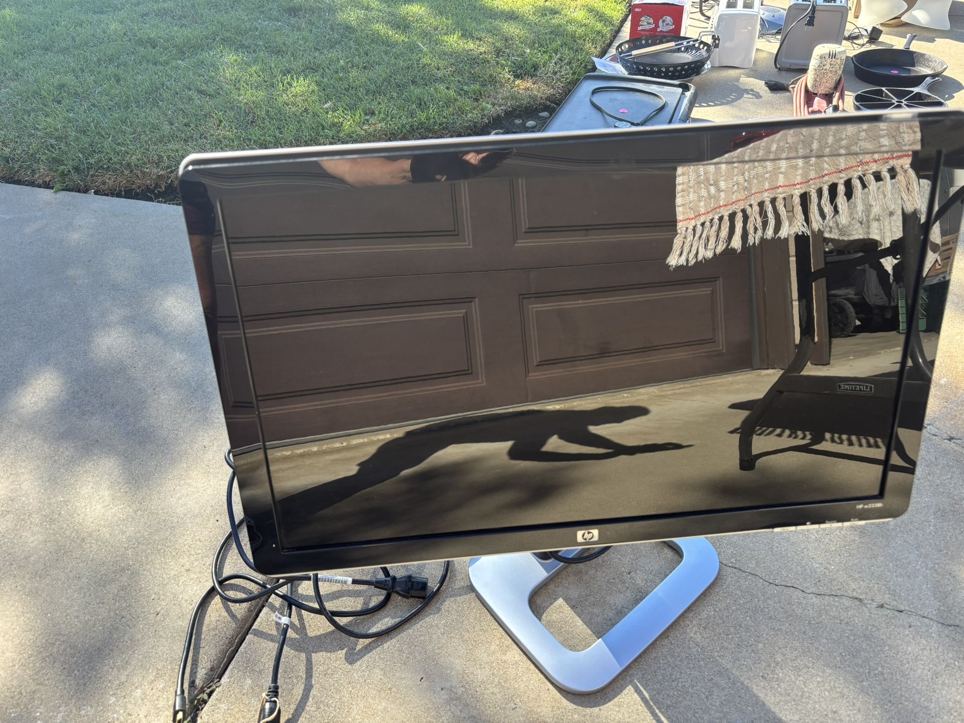 HP w2338h Monitor and Stand
