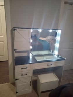 Makeup Vanity with Lighted Mirror and Stool