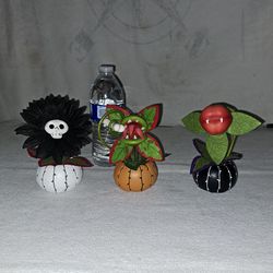 3 Hyde And Eek Faux Creepy Carnivorous Halloween Decor Plants In Excellent New Condition All For 1 Price