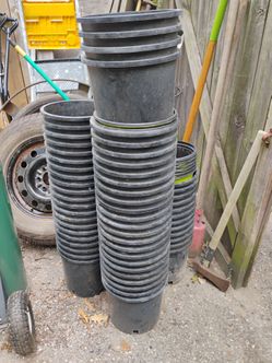 Over 40 good planting pots