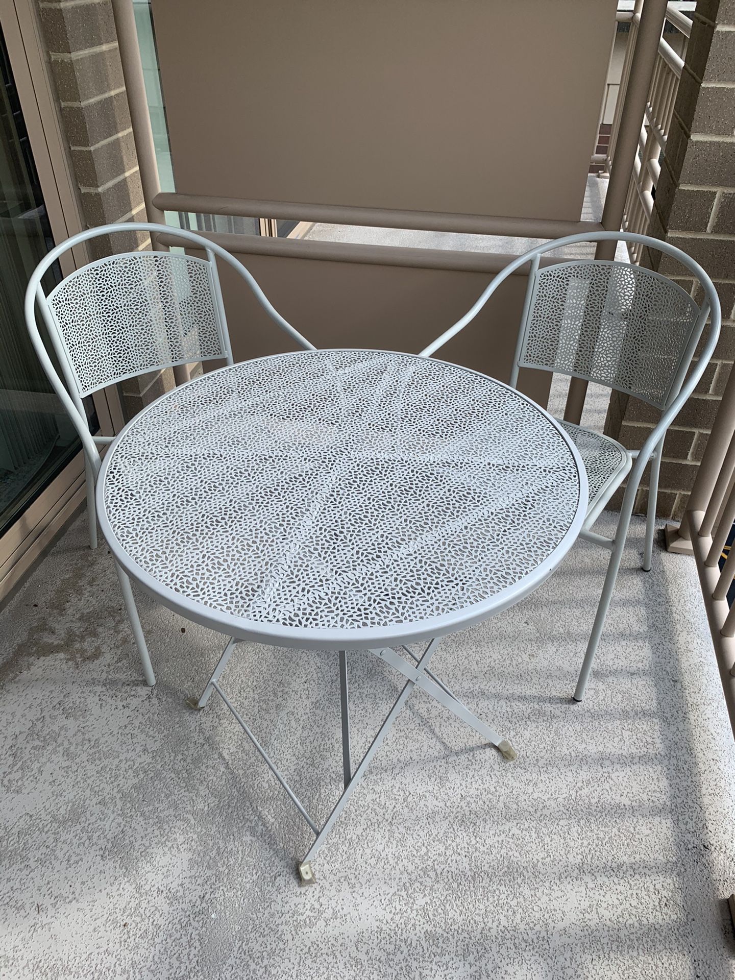 3-piece Metal Table & Chair Set (Light Gray)
