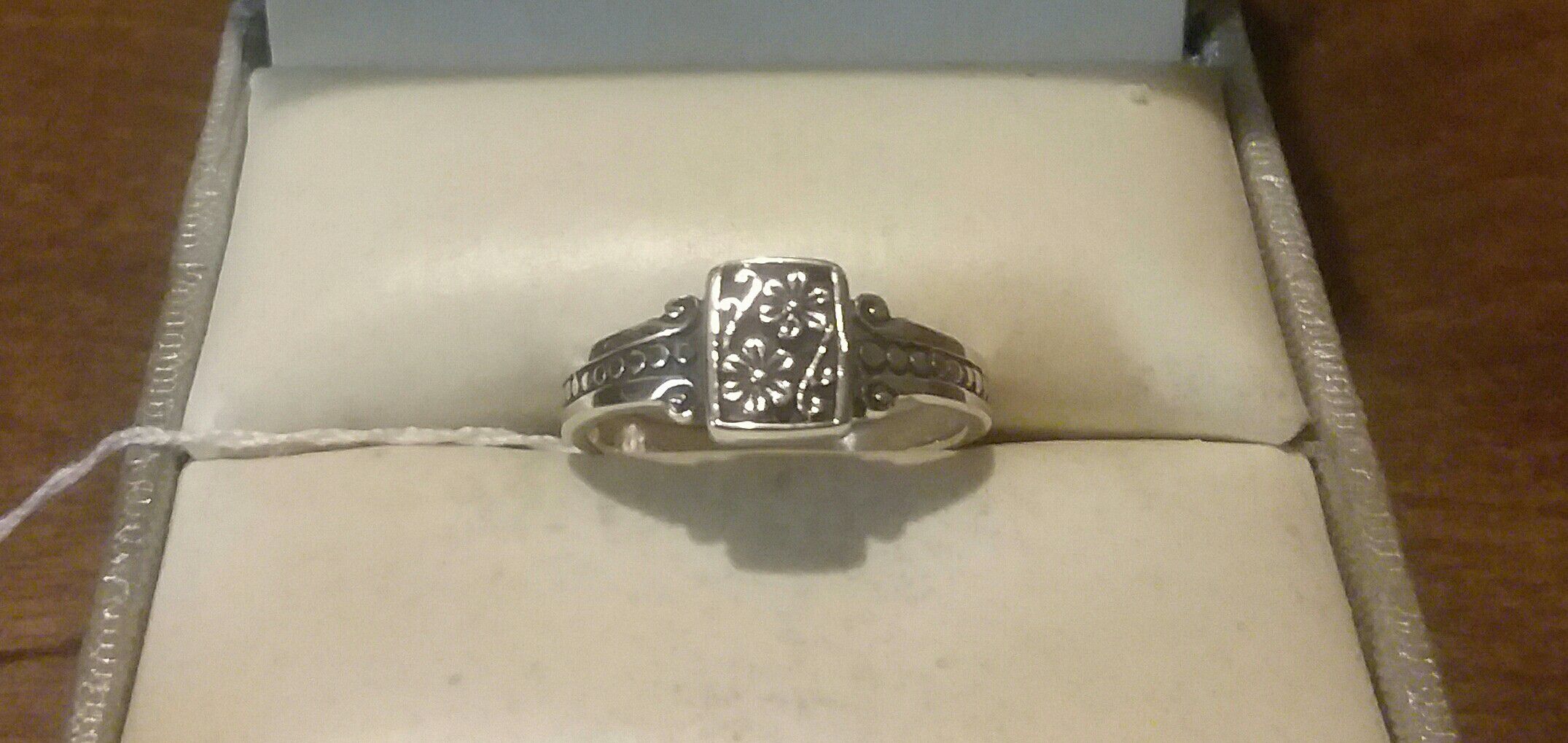 .925 Solid Sterling Silver Celtic Beaded Flower Ring.