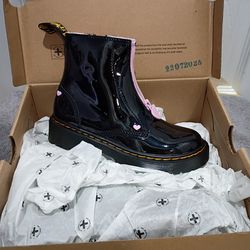 Dr. Marten's 
Junior Heart
Nappa Pull-on Boots