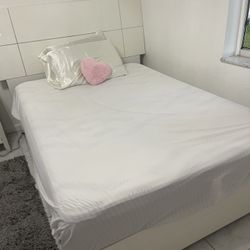 Queen Bed Frame with Mattress Foundation & Headboard – Modern & 