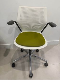 Modern Office Chair with Armrests on Casters