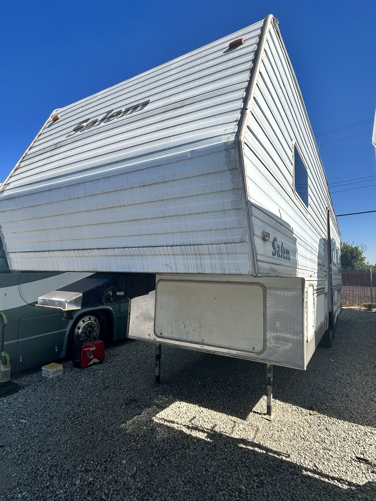 2002 Salem 29’ FifthWheel Super-Slide