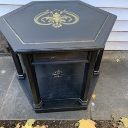Gorgeous Side Table In Long Island Great Neck 