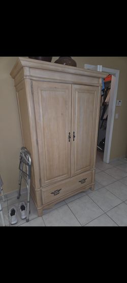 5 Peice Bedroom Set. Mattress not included. Must pick. Set is in Mint condition me de⁹Oʻ