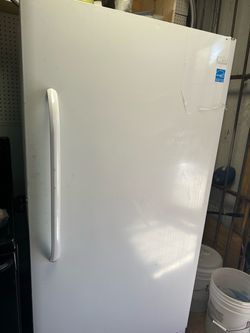 Frigidaire Upright Freezer (32(w) x 64.75(h) x 32(d)