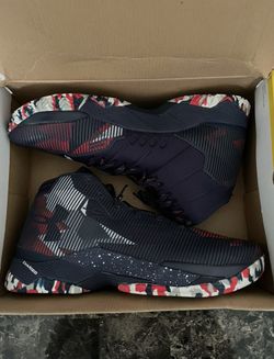 Stephen Curry’s Size 14 Men