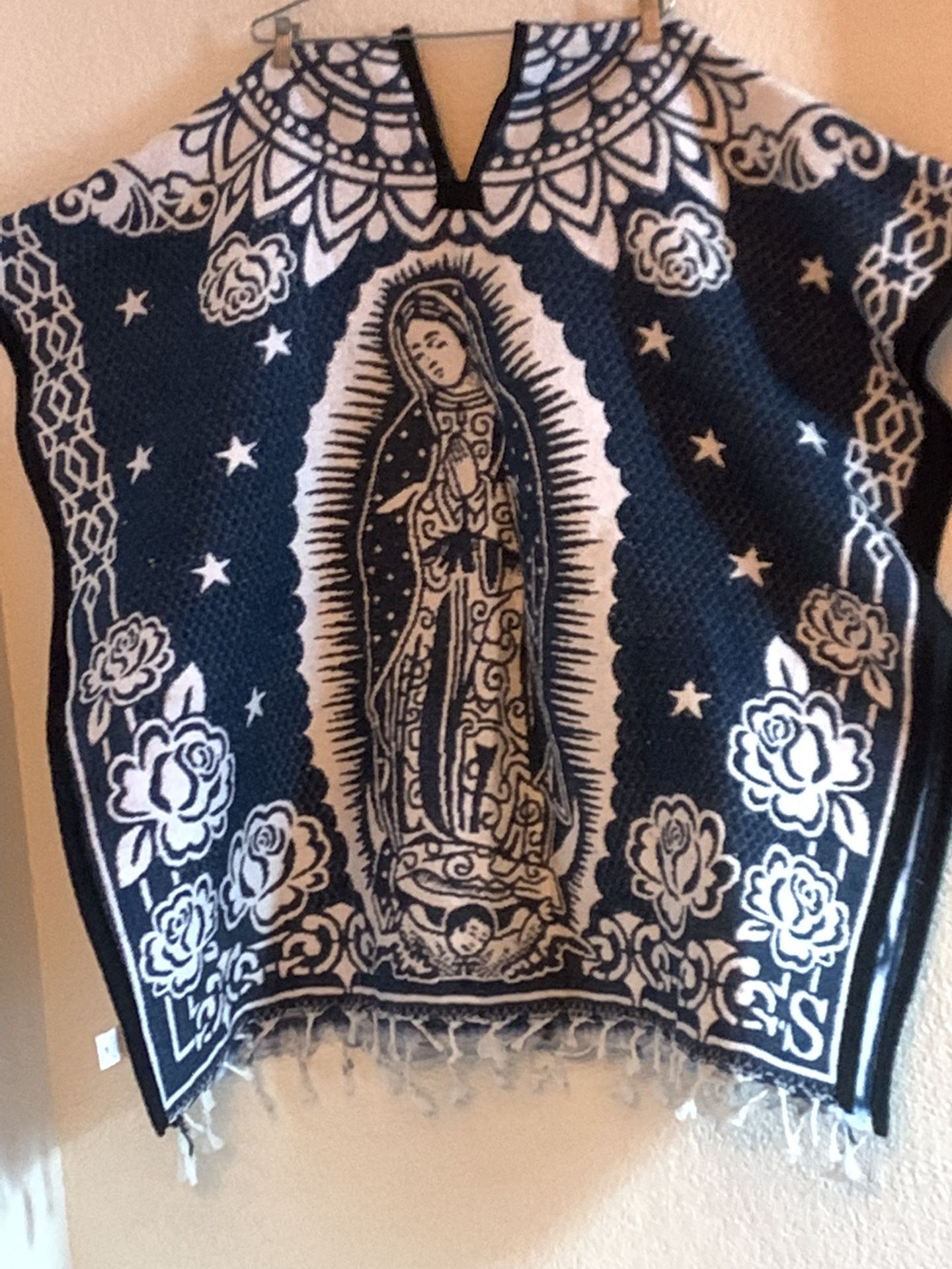 Poncho Diseño Con La Virgen Doble Capa Grueso En Color Azul Oscuro