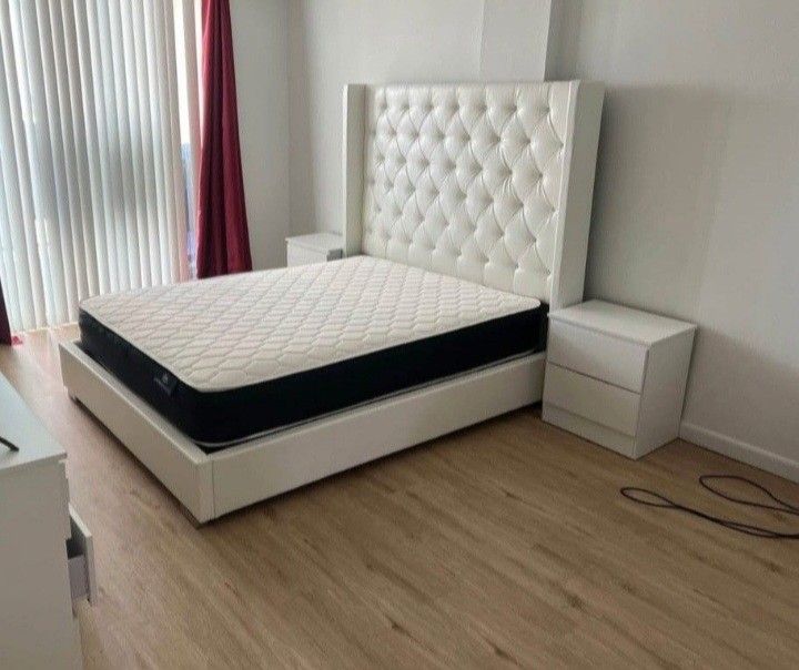 QUEEN SIZE BED AND TWO NIGHTSTANDS ( MATTRESS NOT INCLUDED) 🆕️
