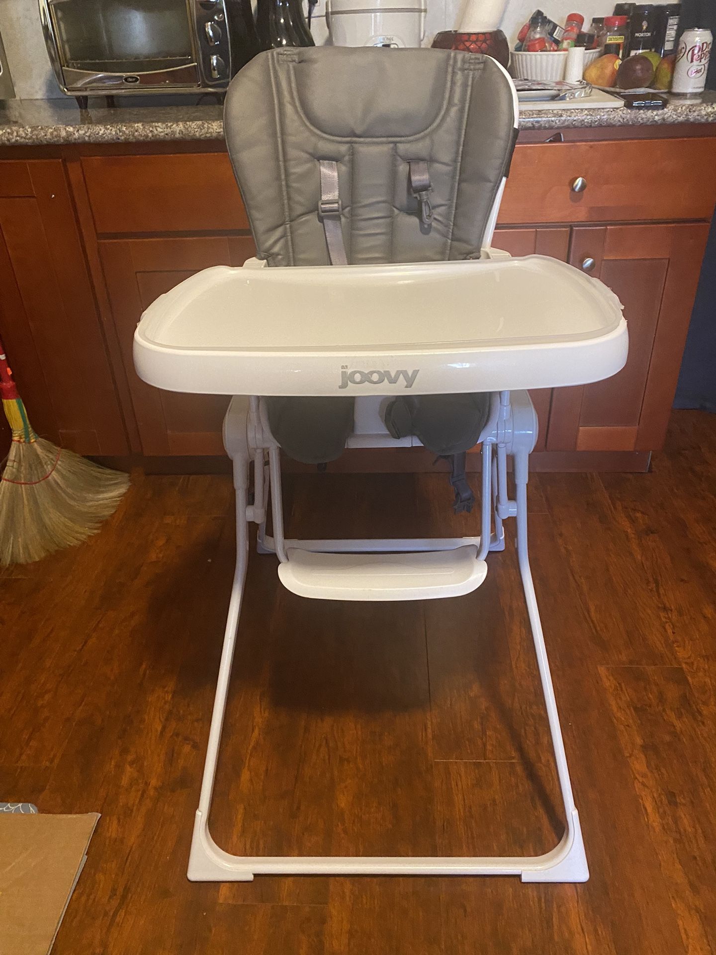 JOOVY HIGH CHAIR $75 EXCELLENT/LIKE NEW