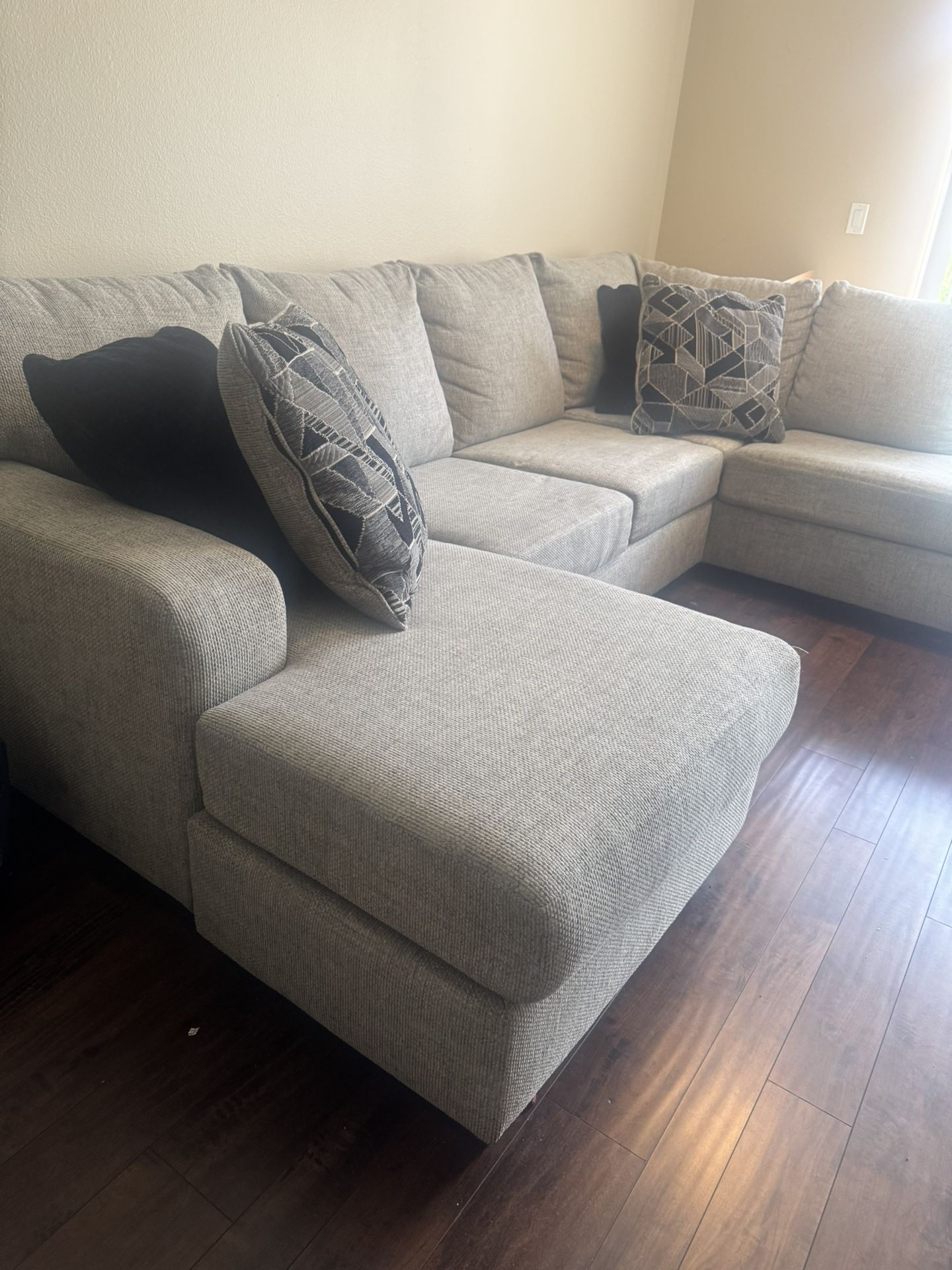 Ashley Furniture Gray L-Shaped Sectional Sofa w/ Chaise & Pillows – Excellent Condition!