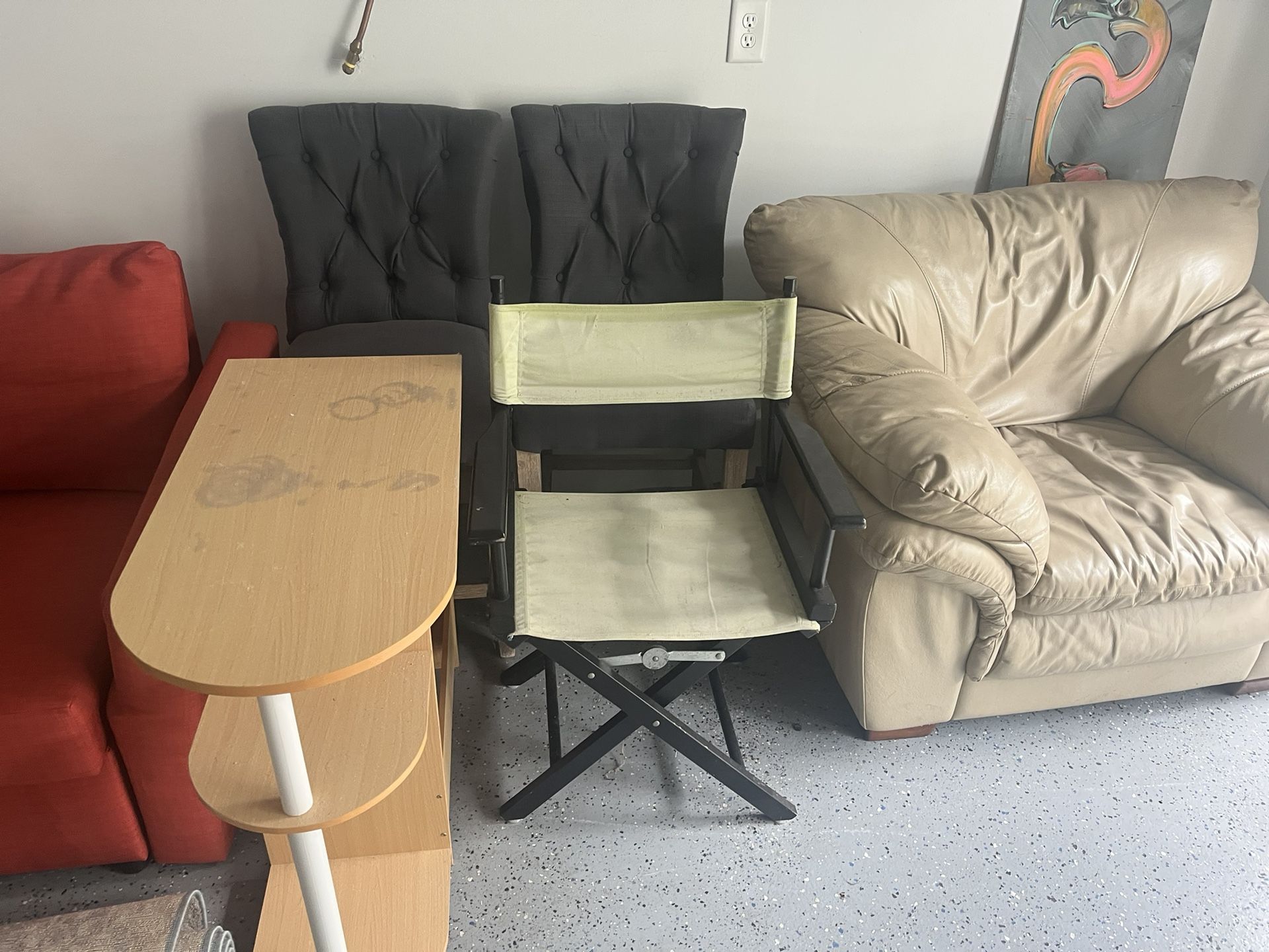 FREE STUDIO CHAIR /TABLE