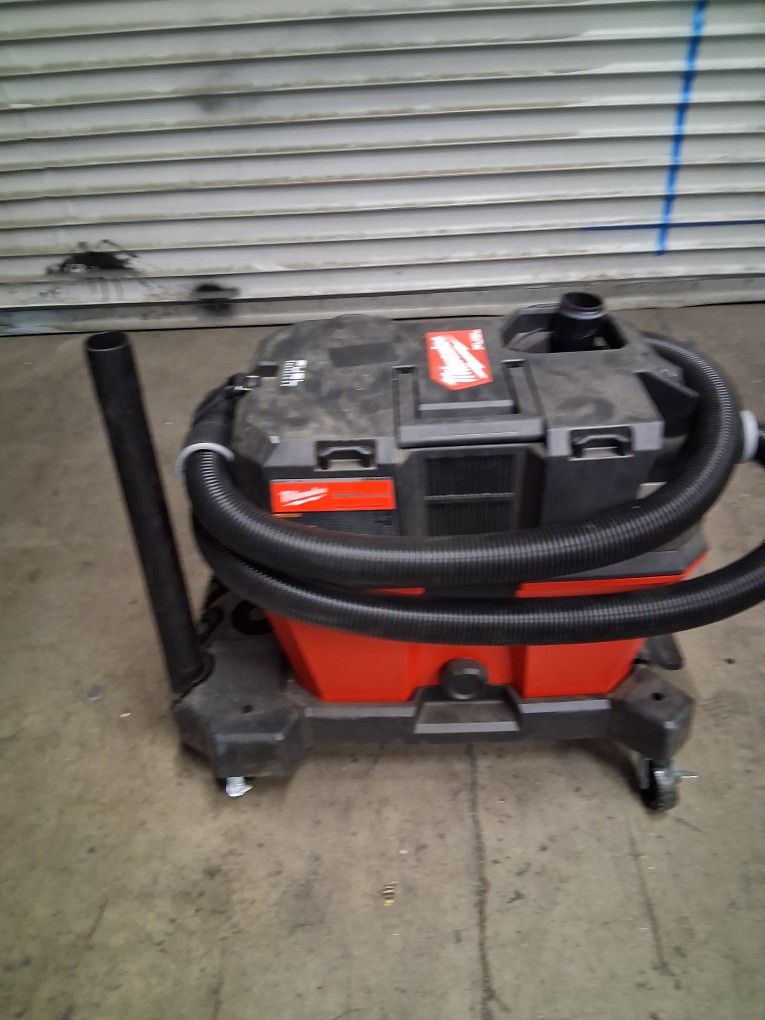 Milwaukee
M18 FUEL 6 Gal. Cordless Wet/Dry Shop Vacuum with Filter, Hose