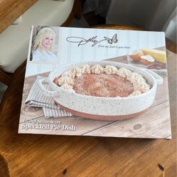 New 1.79-quart Stoneware Pie Dish