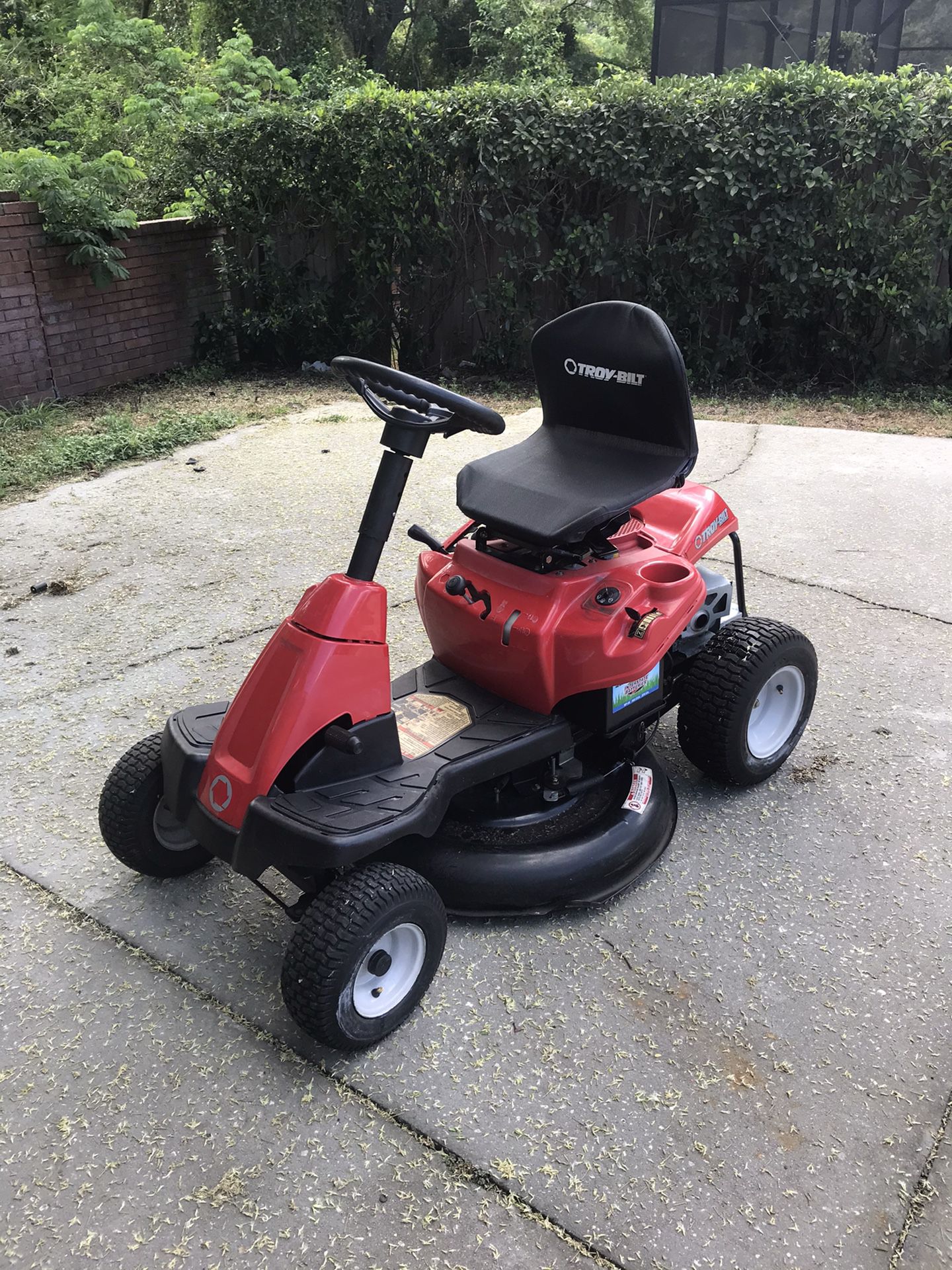 GOOD CONDITION TROYBILT TRACTOR 30 INCH RIDING LAWN MOWER