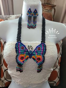 Collares y Aretes de Chaquira con diseño Mariposa y Colibri