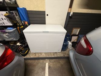 Insignia 10.4 Cu. Ft. Garage-Ready Chest Freezer – Excellent Condition