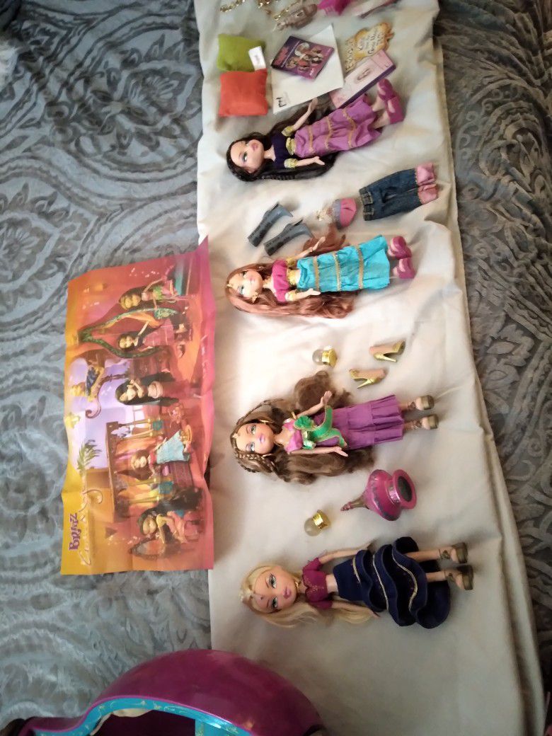 Bratz Genie 4 Doll's And Large Pink Bottle With Accessories 
