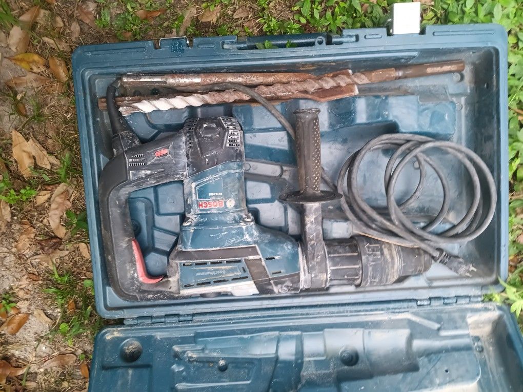 Chipping Hammer With Bits. 