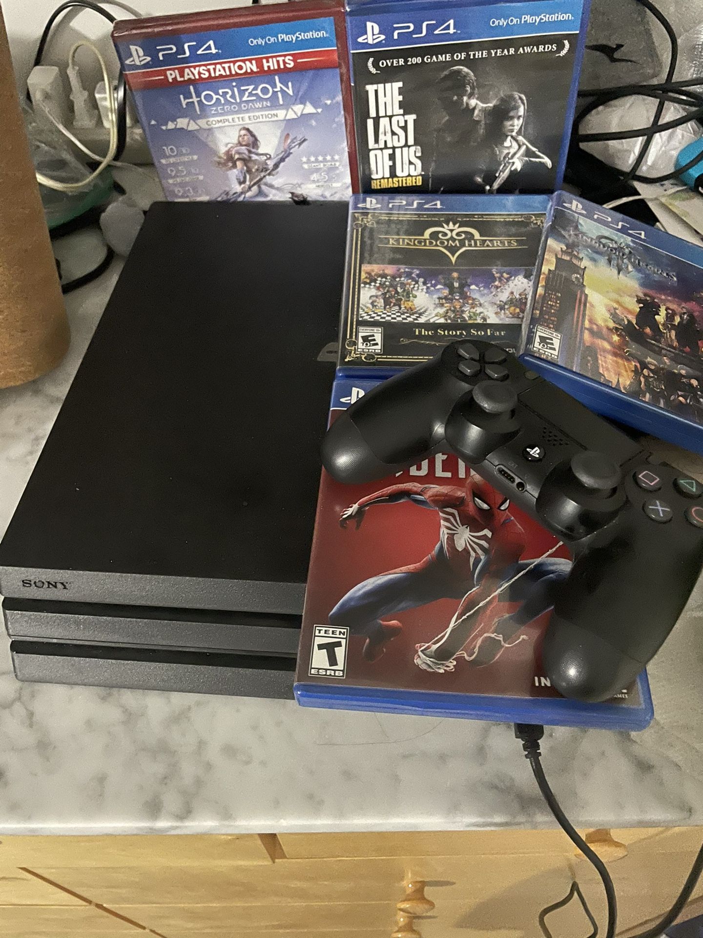 PS4 Pro 1 TB + 5 Games