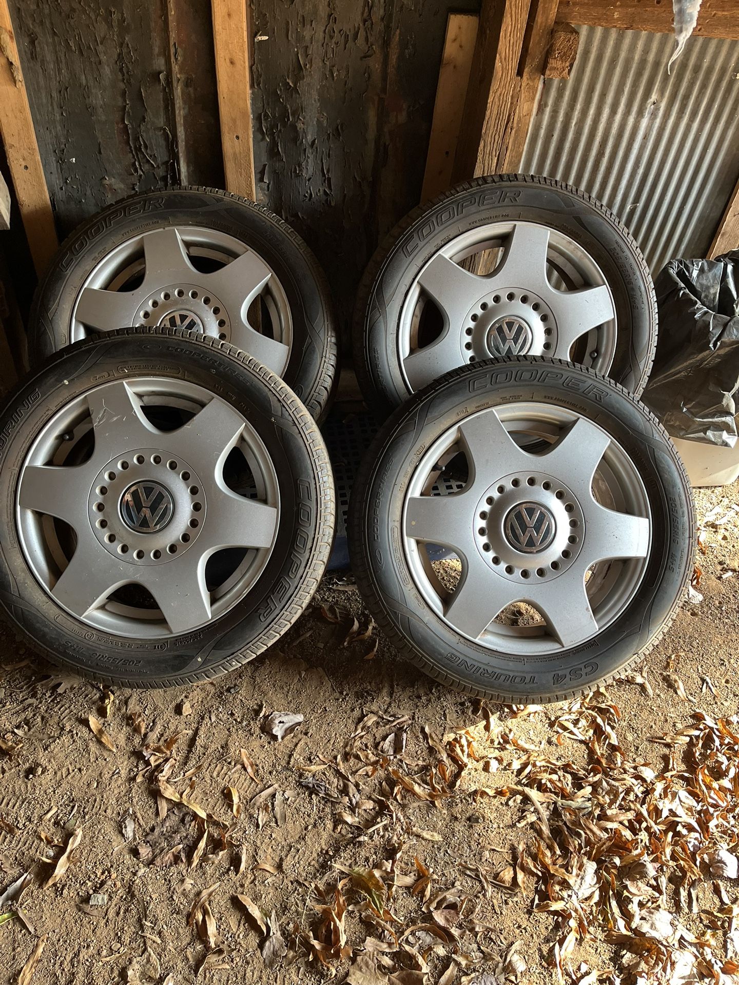 Volkswagen Beetle 16’ Alloy Wheels W/ Tires