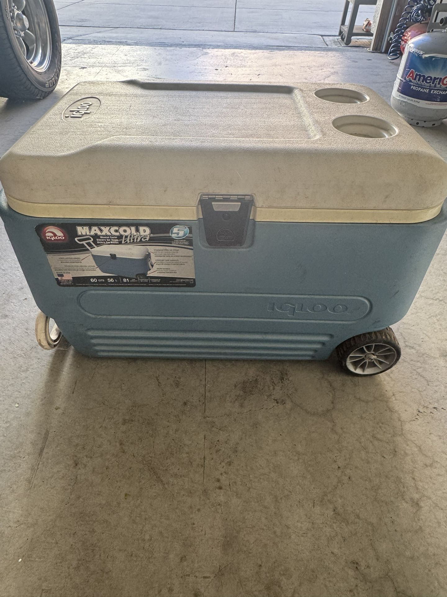 Igloo Cooler w Wheels 60qts