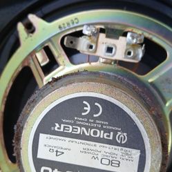 2 Pionner 4.5 Speakers 