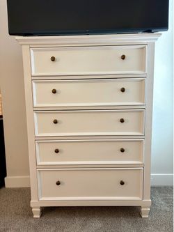 White New Classic 5 Drawer Dresser in Good Condition