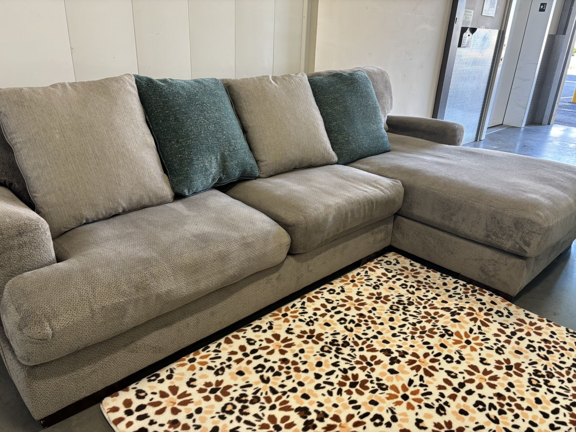 GREY SECTIONAL COUCH W/ FREE DELIVERY