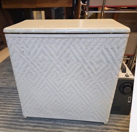 Vintage Cream Vogue Wicker Hamper Hard Top
