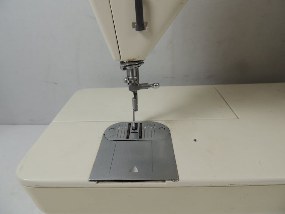SINGER Stylist Zig Zag Sewing Machine Model 774 for Sale in Modesto, CA