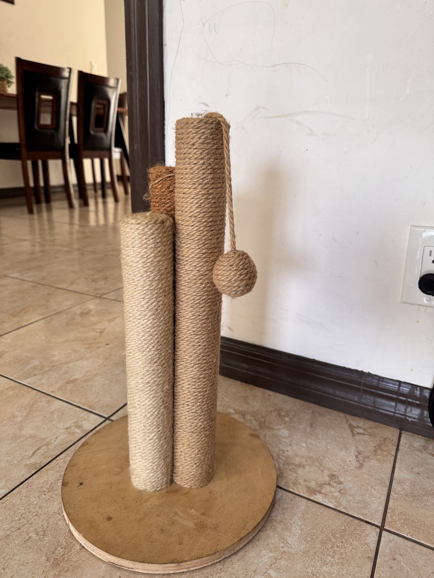 Cat Scratching Post – Great Condition