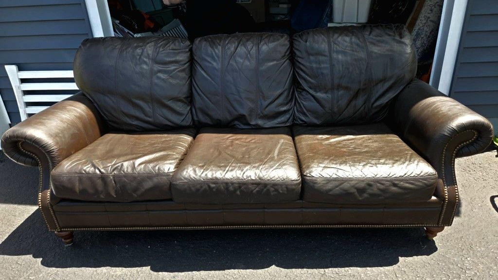Ethan Allen Brown Leather Couch And Love Seat. FABULOUS CONDITION ! No Cracked White Lines Anywhere!!!!